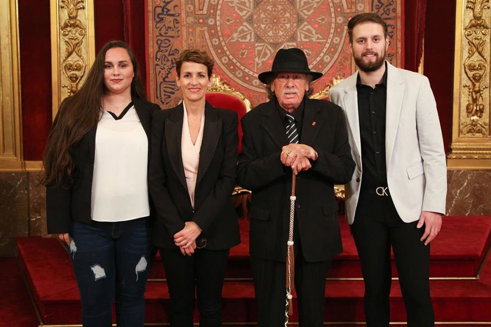 La presidenta Chivite junto a los participantes en el acto de conmemoración del Día de la Comunidad Gitana, Joana Giménez, Bruno Jiménez y José Jiménez.
