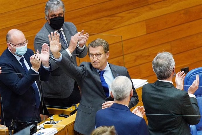 El presidente de la Xunta de Galicia, Alberto Núñez Feijóo (c), es aplaudido a su llegada a su última sesión de control, en el Parlamento de Galicia, a 27 de abril de 2022, en Santiago de Compostela, A Coruña, Galicia (España). 