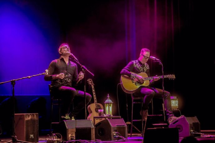Archivo - Carlos Tarque (voz, i) y Ricardo Ruipérez (guitarra) componentes de M-Clan ofrecen un concierto acústico en el Teatro Circo en el marco del festival Inverfest 2022. 