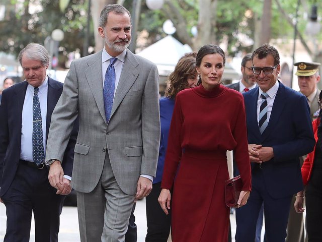 Los Reyes Felipe VI y Letizia a su llegada a la cuarta parada del Tour del Talento de la Fundación Princesa de Girona en Palma de Mallorca