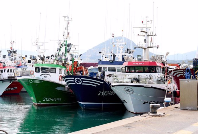 Archivo - Barcos pesqueros en el puerto de Santoña