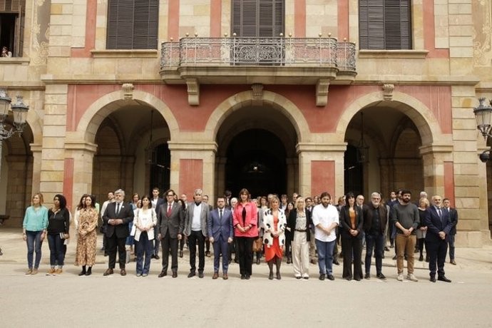 Minut de silenci davant el Parlament