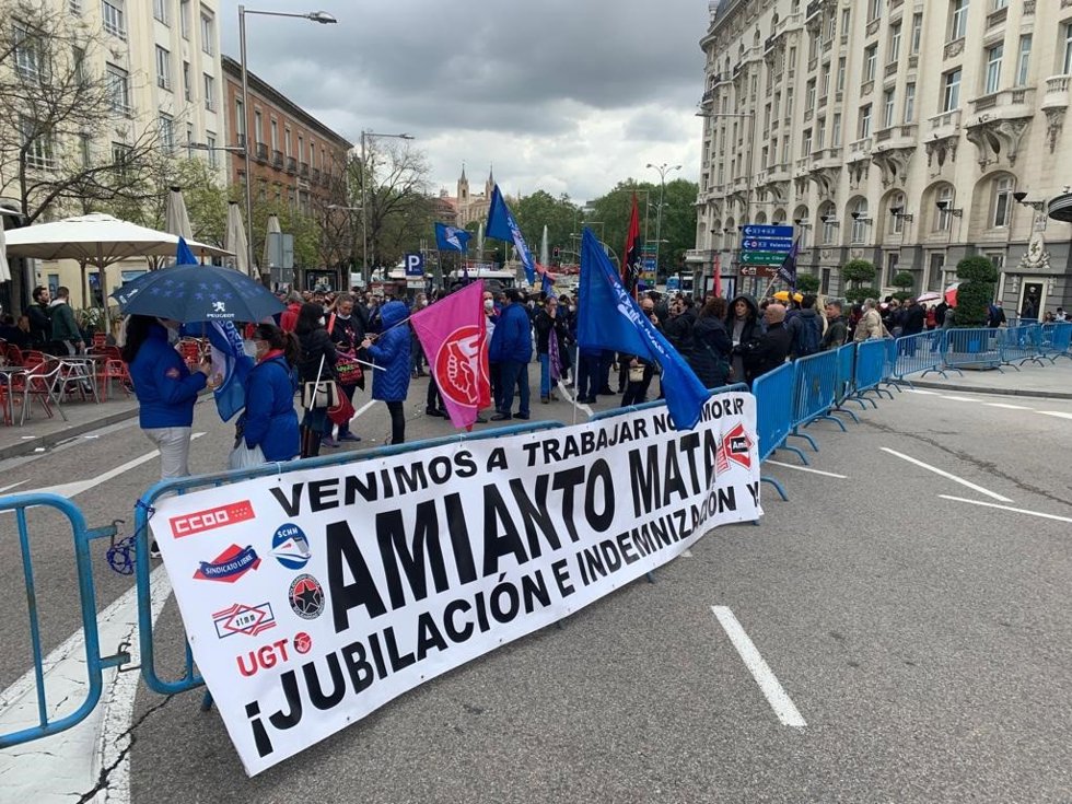 Los sindicatos de Metro de Madrid se concentran frente al Congreso de los Diputados para exigir un fondo de compensación por el amianto
