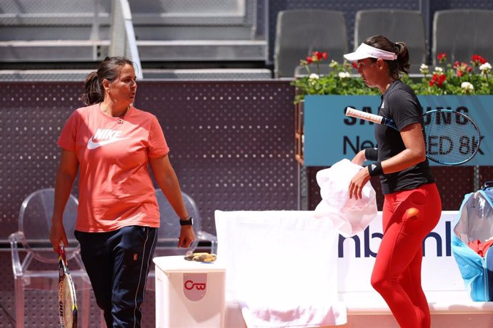 Garbiñe Muguruza charla con su entrenadora, Conchita Martínez, durante un entrenamiento en la Caja Mágica