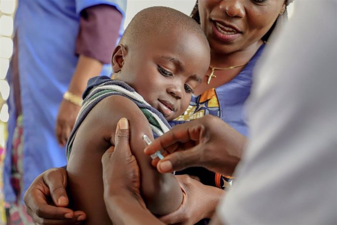 Archivo - Vacunación de un niño contra el sarampión en República Democrática del Congo