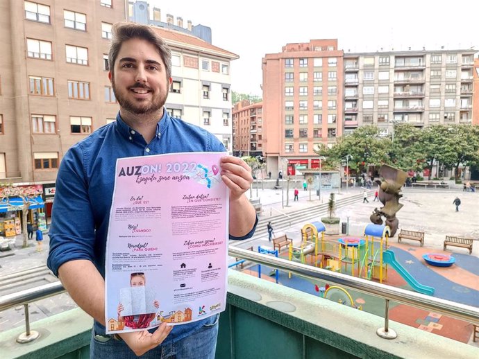 El concejal de Juventud, Jonathan Martín, con el cartel anunciador de la ginkana