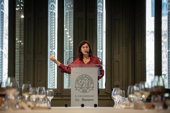 La presidenta de la Comisión Nacional de los Mercados, Cani Fernández Vicién, interviene durante el coloquio presencial y telemático 'CNMC, competencia y regulación eficiente' en el Círculo Ecuestre, a 29 de marzo de 2022, en Barcelona, Cataluña (España