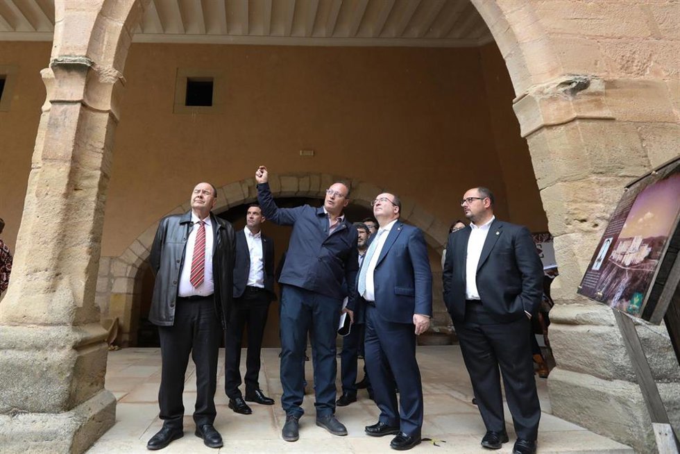 El alcalde de Mora de Rubielos, Hugo Arquímedes Ríos (i), y el ministro de Cultura y Deporte, Miquel Iceta (d), conversan durante una visita al castillo de Mora de Rubielos.