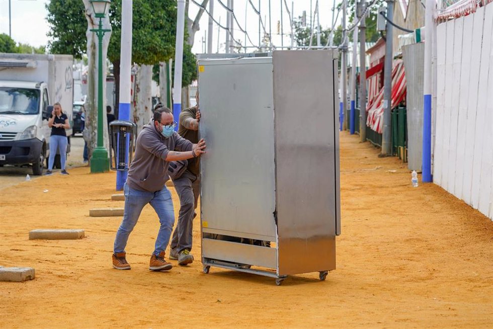 Trabajadores preparando y adecentando las casetas de la Feria de Abril de Sevilla 2022.