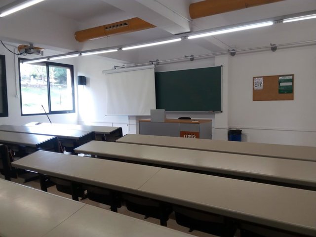 Archivo - Una aula buida a la UAB