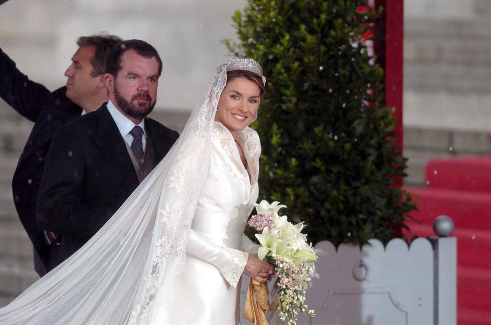 Archivo - LETIZIA ORTIZ ENTRA A LA ALMUDENA DEL BRAZO DE SU PADRE JESUS ORTIZ