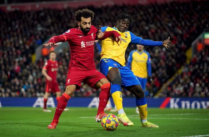 Archivo - 27 November 2021, United Kingdom, Liverpool: Liverpool's Mohamed Salah (L) and Southampton's Mohammed Salisu battle for the ball during the English Premier League soccer match between Liverpool and Southampton at the Anfield. Photo: Peter Byrn