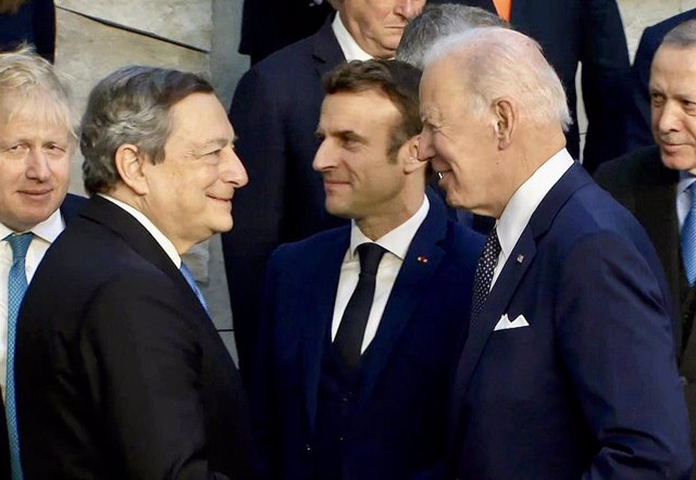 Archivo - El primer ministro de Italia, Mario Draghi, y el presidente de Estados Unidos, Joe Biden, se saludan en Bruselas, la capital de Bélgica. 