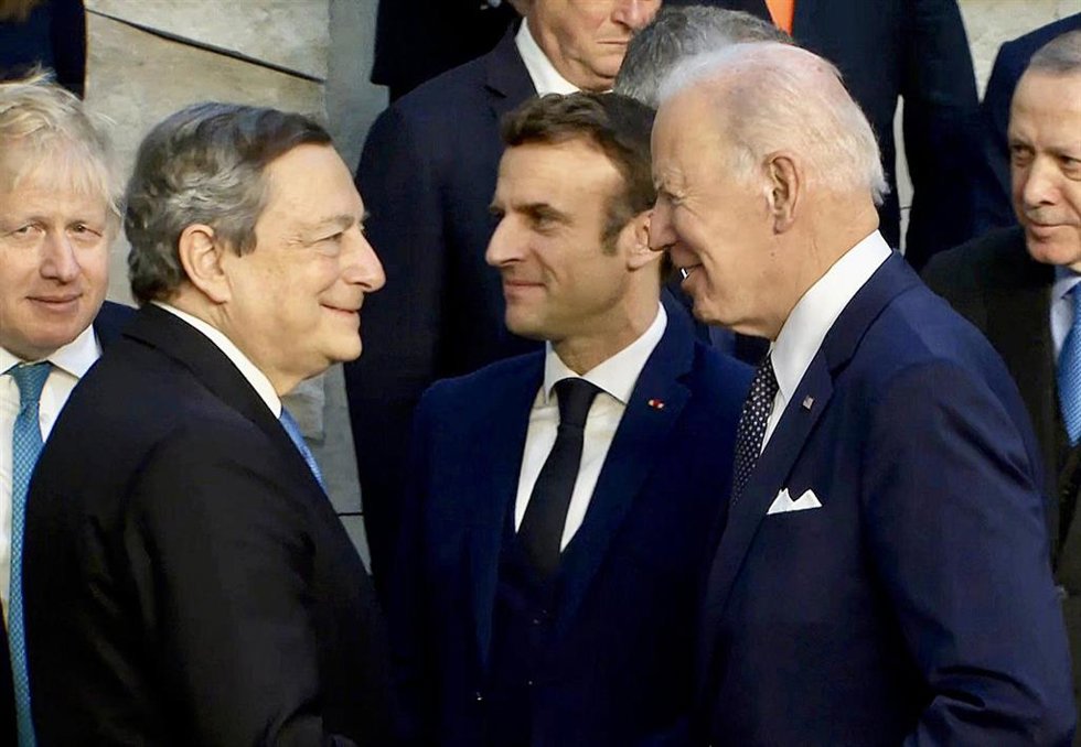 Archivo - El primer ministro de Italia, Mario Draghi, y el presidente de Estados Unidos, Joe Biden, se saludan en Bruselas, la capital de Bélgica.