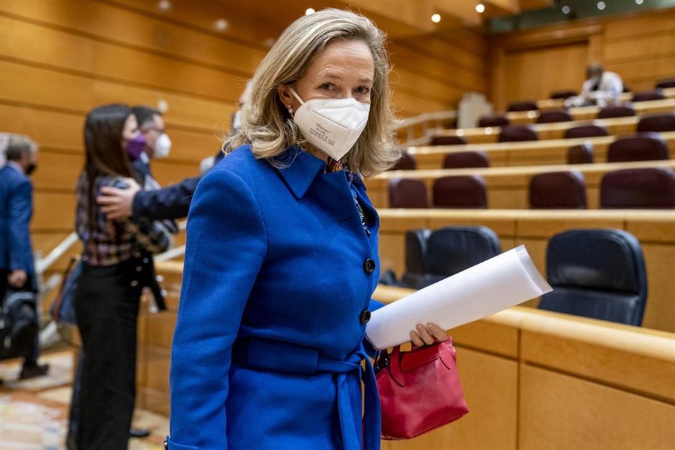 La vicepresidenta primera del Gobierno y ministra de Asuntos Económicos y Transformación Digital, Nadia Calviño, a su llegada a una sesión de control al Gobierno en el Senado, a 5 de abril de 2022, en Madrid (España). El PP ha centrado sus iniciativas e
