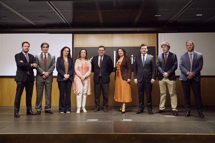 Borja Leal, Luis Javier Sáchez, María López Sanchís, Fernando Seco, Carmen Crespo, David García, José Caraballo y Benigno López en la jornada de Cesur 'El impacto de la sostenibilidad ambiental en las empresas'