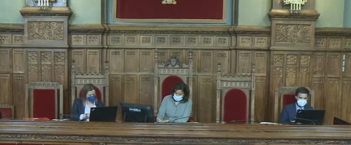 Diputados con mascarilla en una comisión el día 27 de abril de 2022