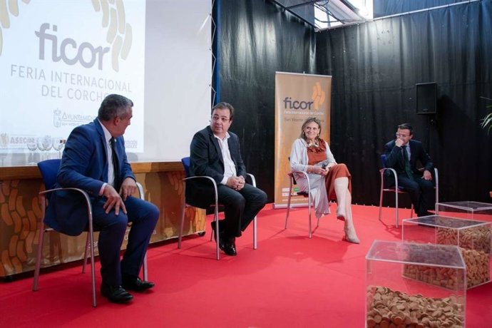 Vara destaca que el sector del corcho es, junto al del vino, uno de los "principales" valores económicos en Extremadura