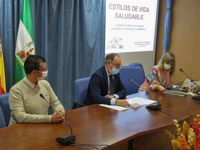 El delegado de Empleo, Formación, Trabajo Autónomo de la Junta en Huelva, Antonio Augustín, en uno de los talleres.