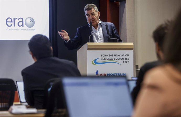 El presidente ejecutivo de Air Nostrum, Carlos Bartomeu, interviene en el  Foro sobre Aviación Regional Sostenible. 