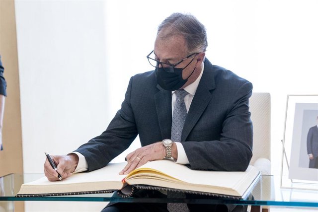 Archivo - El alcalde de Lima, Jorge Muñoz, durante una visita en Madrid