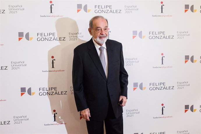 Archivo - El empresario mexicano Carlos Slim posa en el acto por el que el expresidente del Gobierno Felipe González recibe el premio Español Universal, en el Casino de Madrid, a 2 de diciembre de 2021, en Madrid (España).
