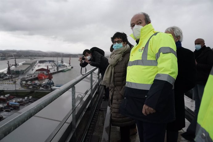 Archivo - La ministra de Asuntos Exteriores, Arantxa González Laya (1i), y el presidente de la Autoridad Portuaria, Ricardo Barkala (3d), durante su visita al Puerto de Bilbao, en Bilbao, País Vasco (España), a 2 de enero de 2021. Laya ha visitado este 