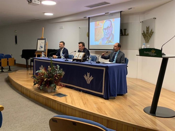 El Centro Cultural 'José Luis García Palacios' acogió este martes la presentación deL libro 'Pájaros de la Cañada', del autor moguereño Francisco Garfias.