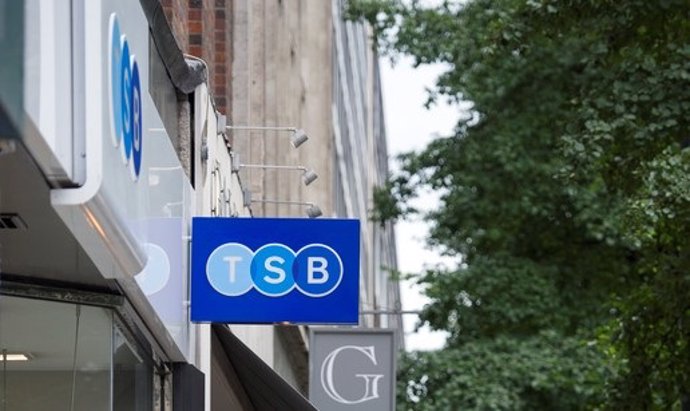 Archivo - Logo de una oficina de TSB, filial de Banco Sabadell, en una calle de Londres.