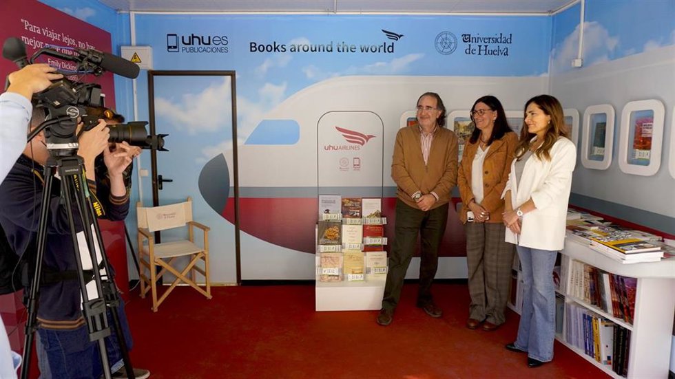 Archivo - La rectora de la UHU, María Antonia Peña y la vicerrectora de  Proyección Social y Universitaria, Joaquina Castillo, en el stand de la Onubense en la Feria del Libro de Huelva.