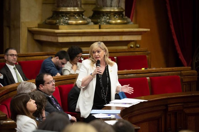 La Consellera de Derechos Sociales, Violant Cervera, interviene en una sesión plenaria, en el Parlament de Cataluña, a 27 de abril de 2022.