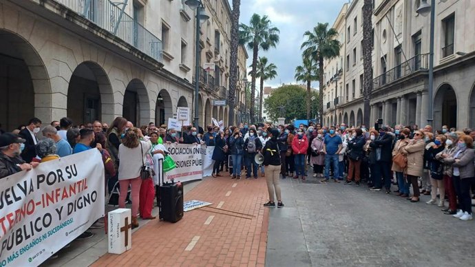 Concentración por el Hospital Materno Infantil convocada por Onusap el pasado jueves.