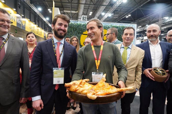 El vicepresidente de la Junta posa junto a un cochinillo en el Salón Gourmets de Madrid.