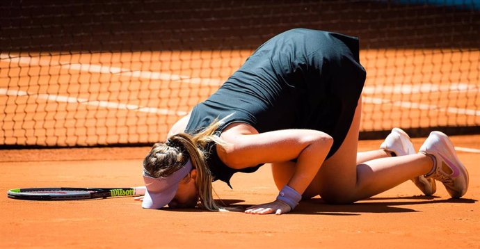 Archivo - La tenista epañola Paula Badosa besa la tierra batida de la Caja Mágica tras clasificarse para las semifinales del Mutua Madrid Open 2021