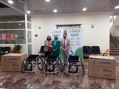 casado Calamidad Arquitectura La Fundación ONCE dona tres sillas de ruedas a Acpacys en Córdoba