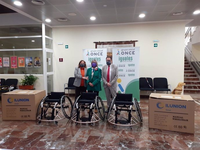 La Fundación ONCE dona tres sillas de ruedas a Acpacys.