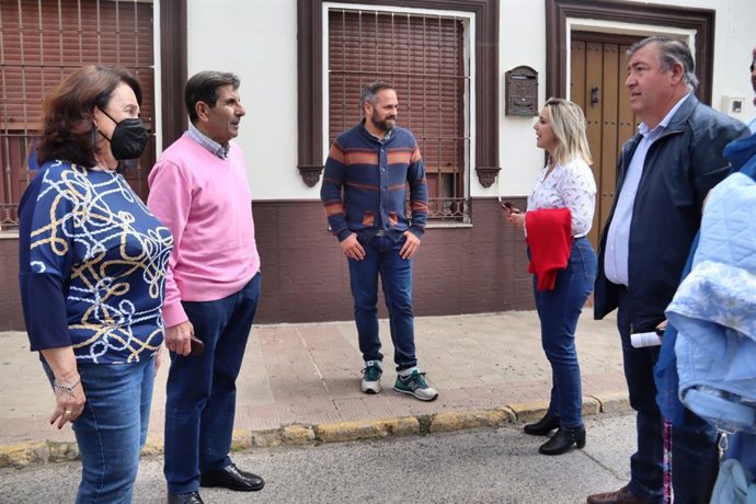 La alcaldesa de Alcalá de Guadaíra, Ana Isabel Jiménez, en un nuevo recorrido 'Alcalá, barrio a barrio'.