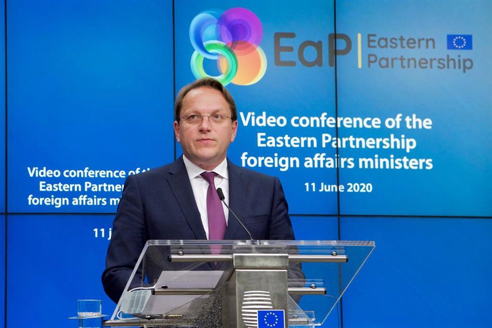 Archivo - Oliver Varhelyi, comisario europeo de Ampliación, comparece ante la prensa en Bruselas
