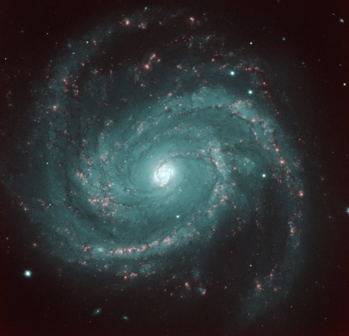 Imagen a color de NGC4321 a gran escala, combinando tres imágenes con filtros anchos distintos  
