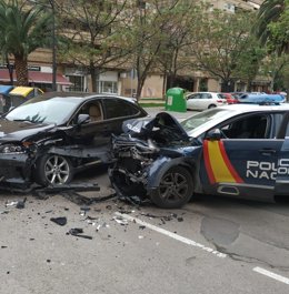 Un turismo se salta un stop y  colisiona contra un coche policia