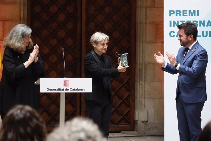 Archivo - La académica Judith Butler recibe el Premi Internacional Catalunya de manos del presidente de la Generalitat, Pere Aragons