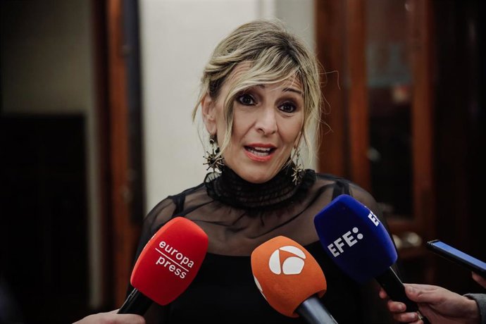 La vicepresidenta segunda y ministra de Trabajo y Economía Social, Yolanda Díaz, ofrece declaraciones a los medios de comunicación en el acto de entrega del Premio CEDRO 2022, en la Real Academia Española, a 26 de abril de 2022, en Madrid (España). 