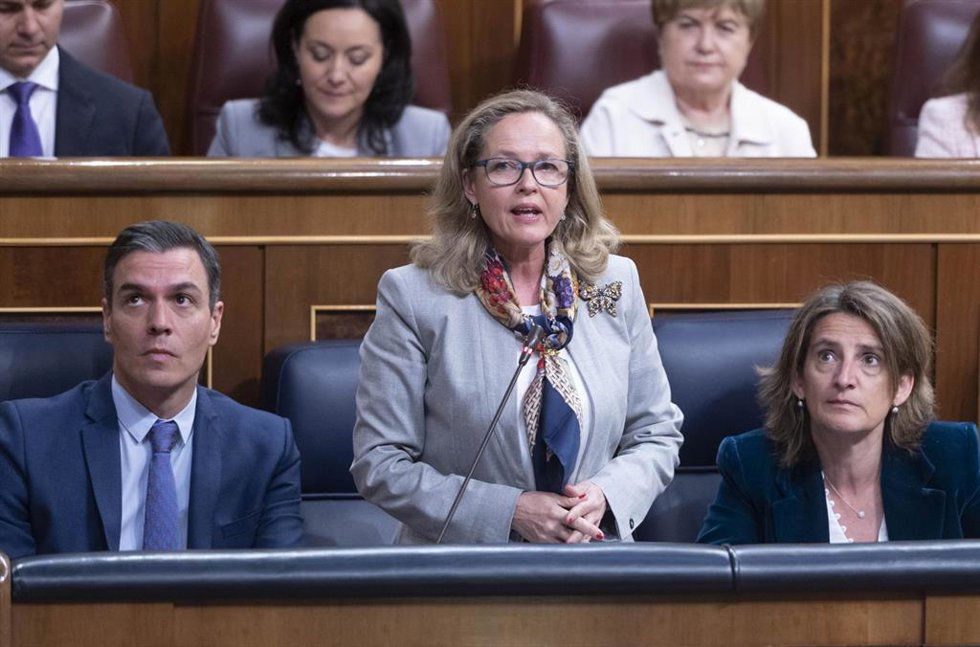La vicepresidenta primera del Gobierno y ministra de Asuntos Económicos y Transformación Digital, Nadia Calviño, interviene en una sesión plenaria, en el Congreso de los Diputados, a 27 de abril de 2022, en Madrid (España).