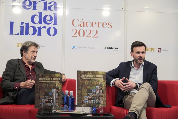 El catedrático de la UEx Francisco Javier Pizarro y el diputado Fernado Grande Cano en la presentación del libro.