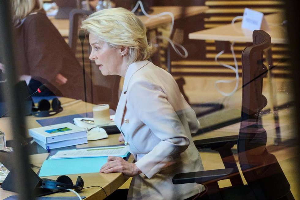 HANDOUT - 27 April 2022, Belgium, Brussels: President of the European Commission Ursula von der Leyen chairs the weekly meeting of the European Commission. Photo: Dati Bendo/European Commission/dpa - ATTENTION: editorial use only and only if the credit 
