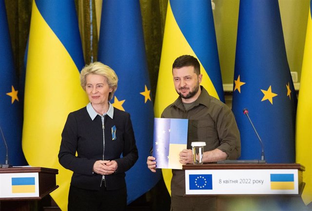 La presidenta de la Comisión Europea, Ursula von der Leyen, y el presidente de Ucrania, Volodimir Zelenski