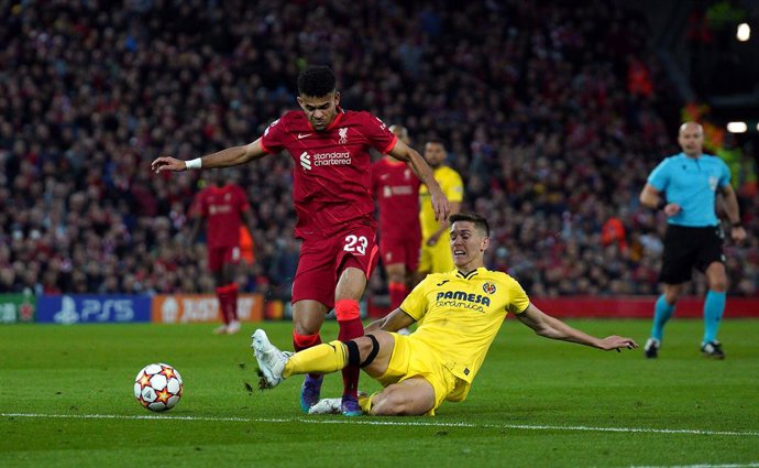 27 April 2022, United Kingdom, Liverpool: Liverpool's Luis Diaz (L) and Villarreal's Juan Foyth battle for the ball during the UEFA Champions League semi final, first leg soccer match between Liverpool and Villarreal CF at Anfield. Photo: Peter Byrne/PA