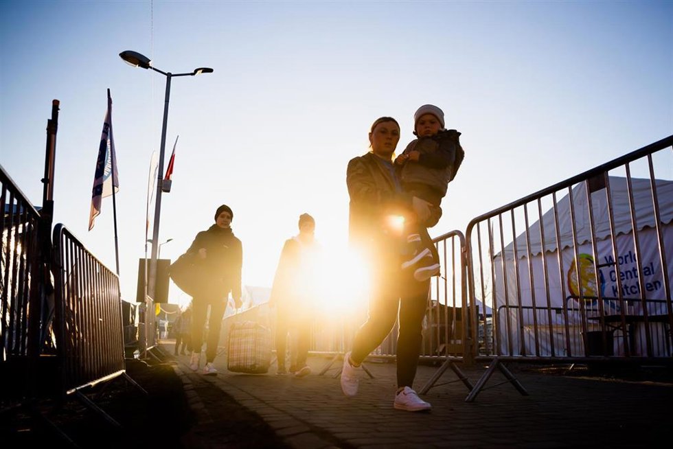 13 April 2022, Poland, Przemysl: A Ukrainian family sets off for the onward journey by bus at the Medyka border crossing on the Polish side to enter Ukraine. Photo: Christoph Soeder/dpa