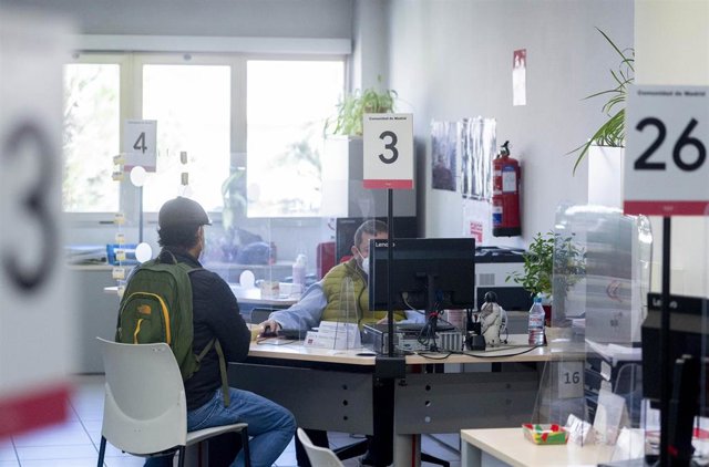 Archivo - Un hombre es atendido en una oficina de empleo