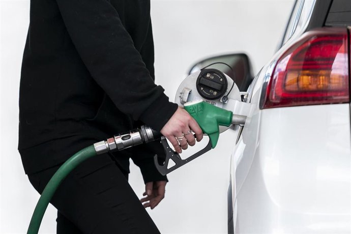 Una persona echa gasolina a su vehículo.